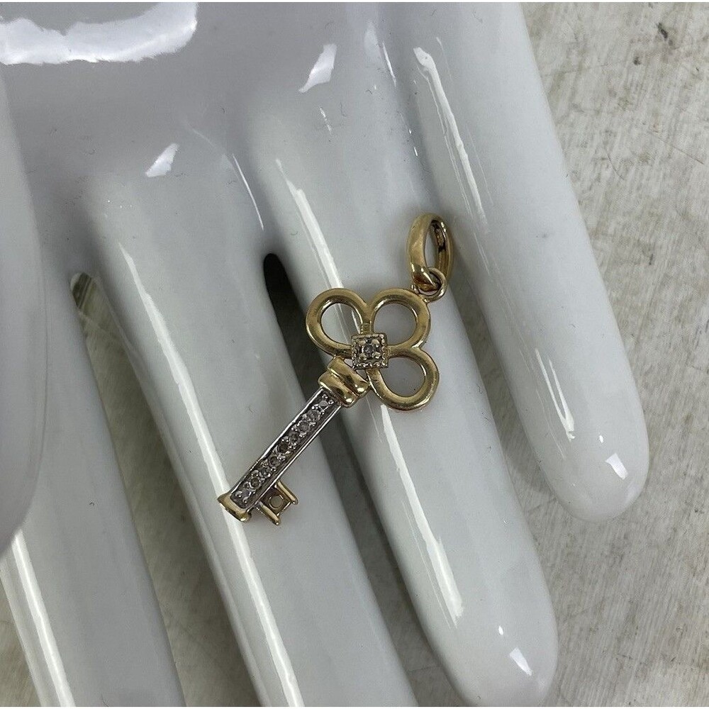 10K Yellow Gold Key Pendant With Diamond Chips 1.3g